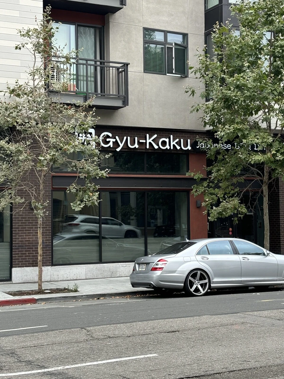 朝の通りにある牛角の店舗