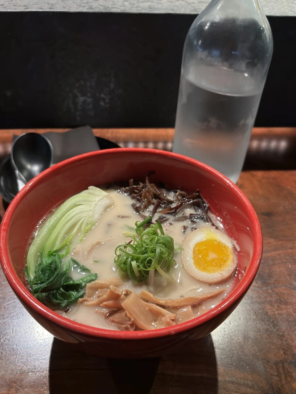 とんこつ風の白いスープのラーメン。味玉、青菜、ねぎ、メンマ、きくらげ