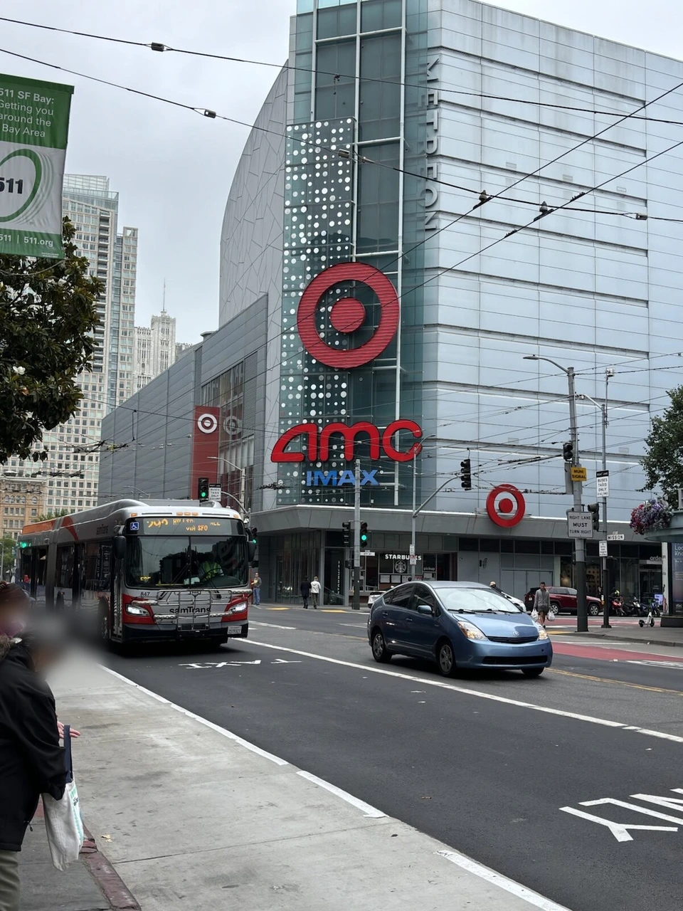 マーケット通りのTargetとAMCの入ったビル、路線バス