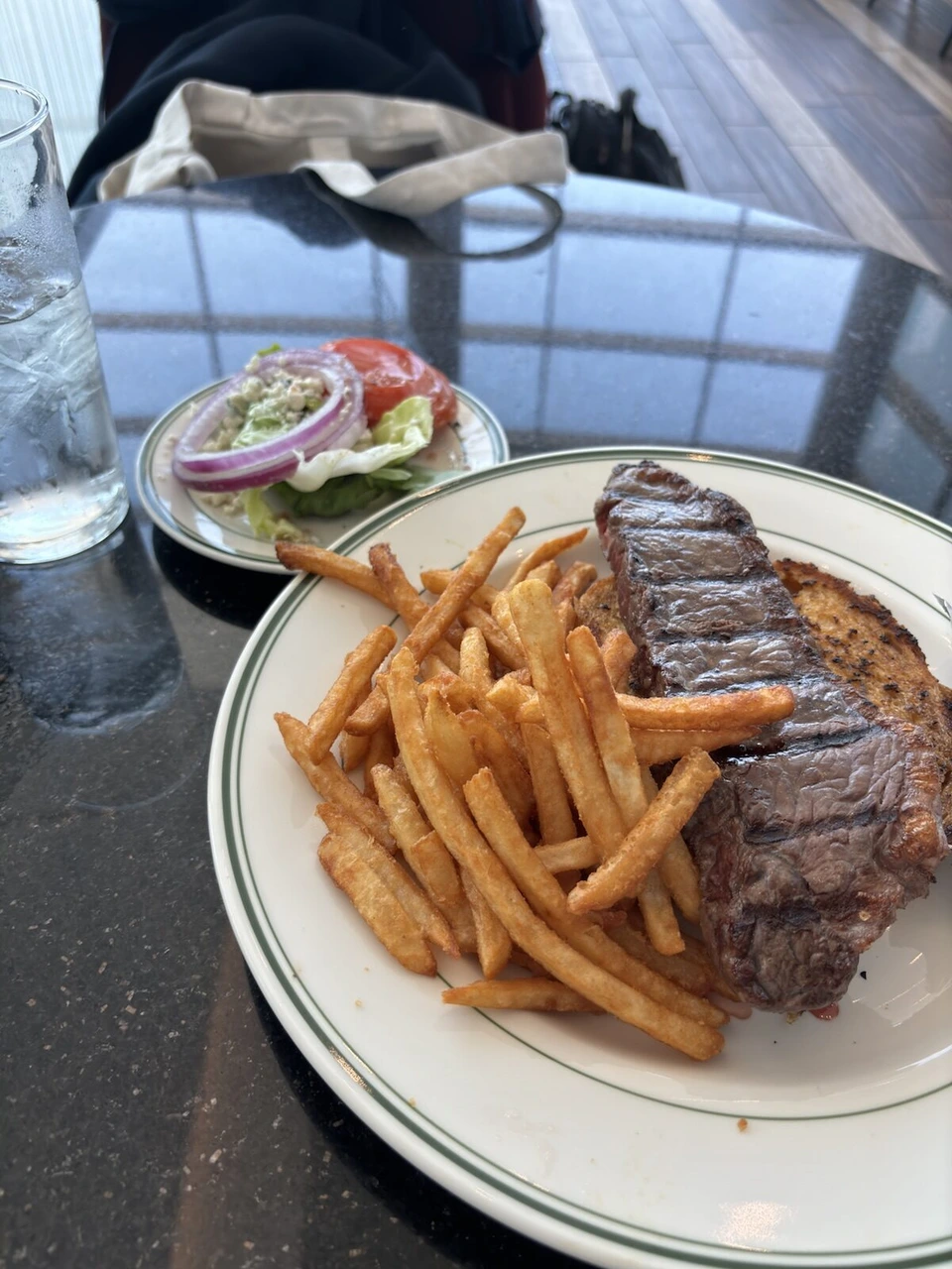 ユタに戻って食べたステーキとフライドポテト、サラダのプレート