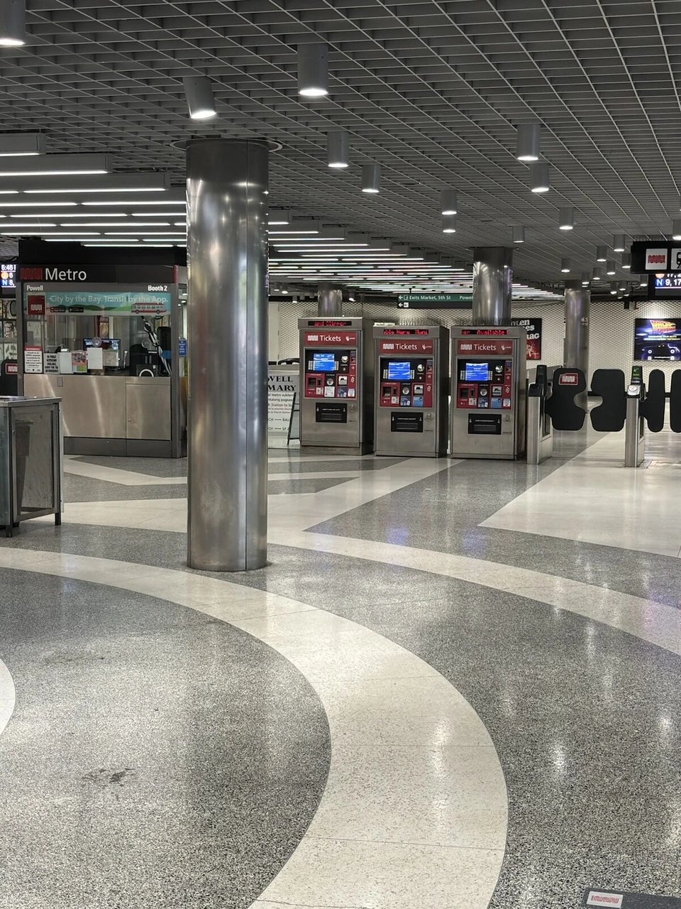 BARTのパウエル・ストリート駅の改札前の広いコンコース
