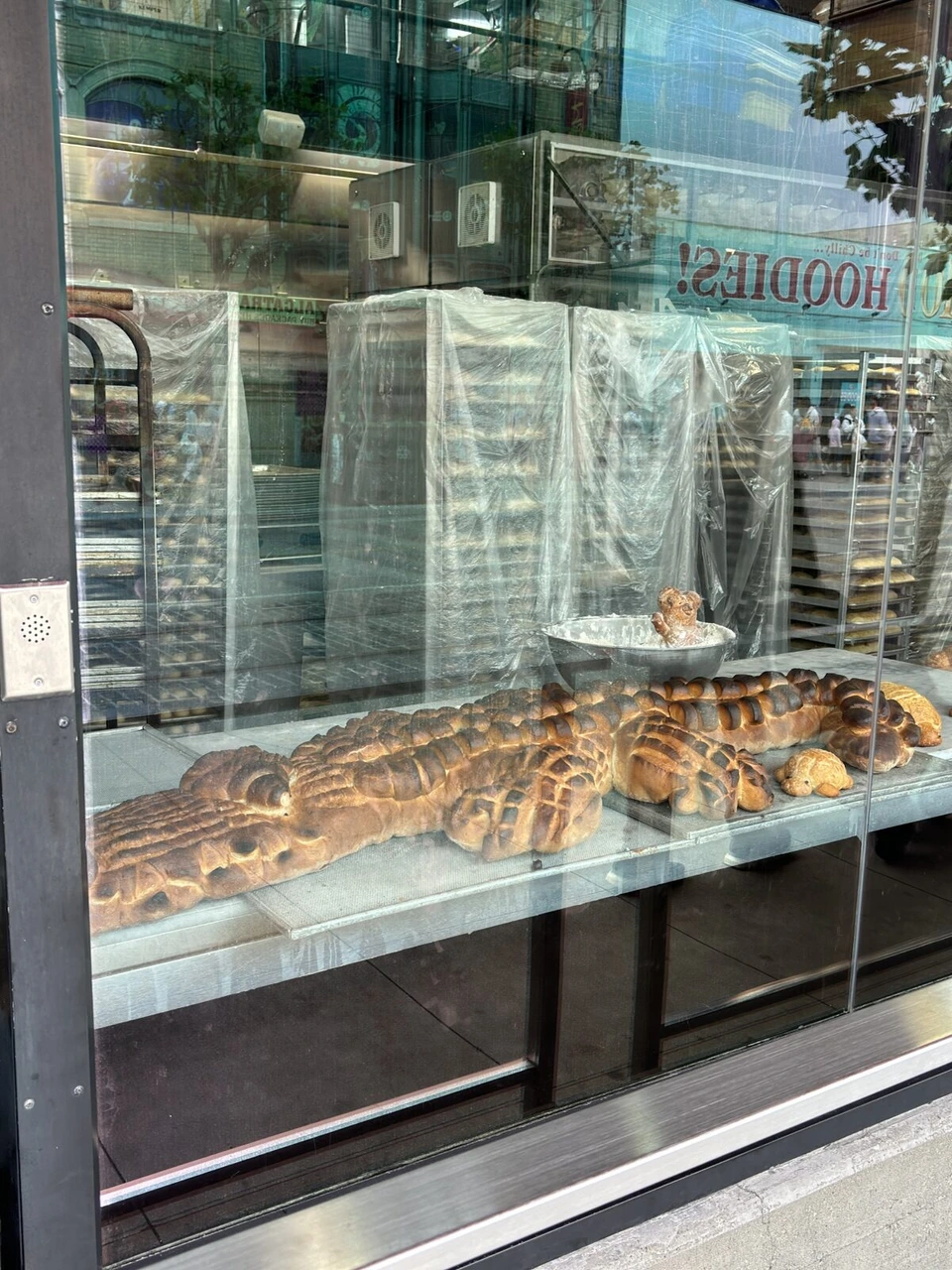 ショーケースに並んだカニの形のパン