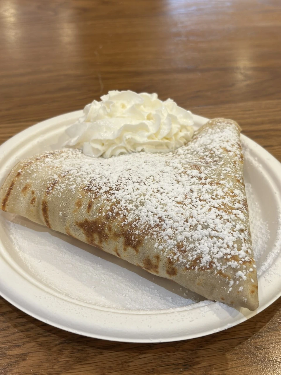 粉砂糖とホイップクリームがかかったクレープ