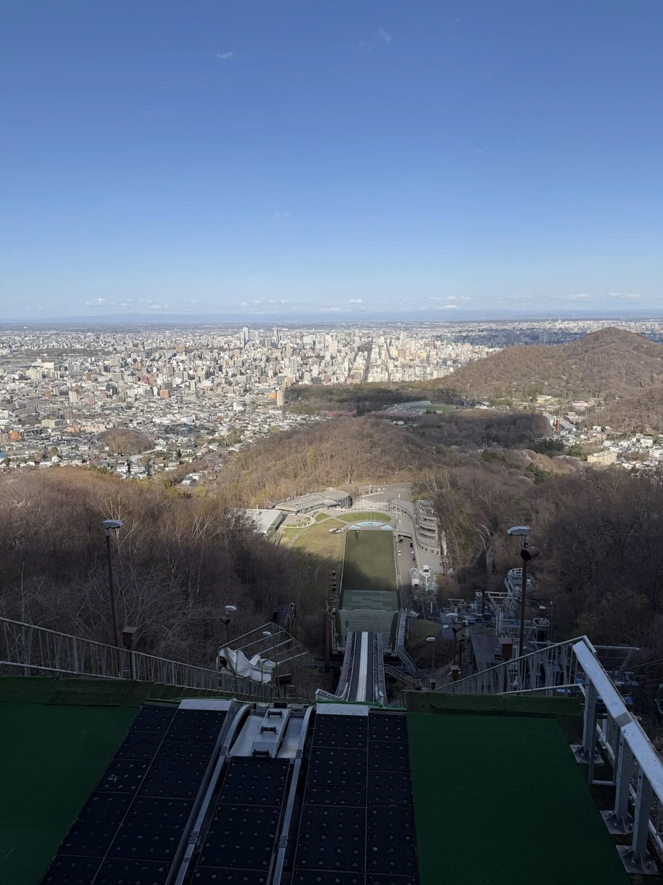 大倉山展望台から見下ろしたジャンプ台のランディングバーンと札幌の街