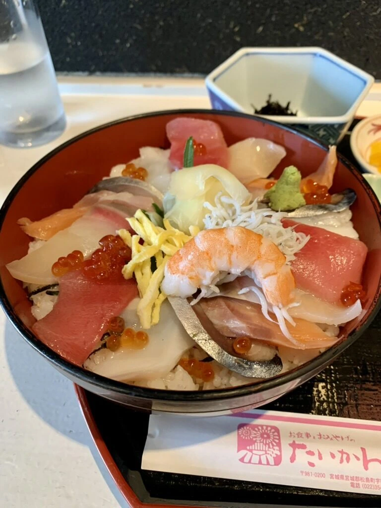 松島・たいかん亭の、まぐろ、サーモン、えび、いくらなどがのった海鮮丼
