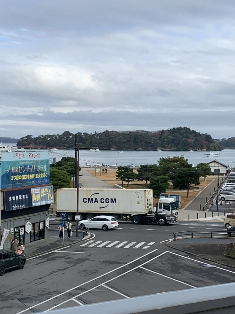 松島海岸駅前の高いところから見た駅前の通りと松島湾