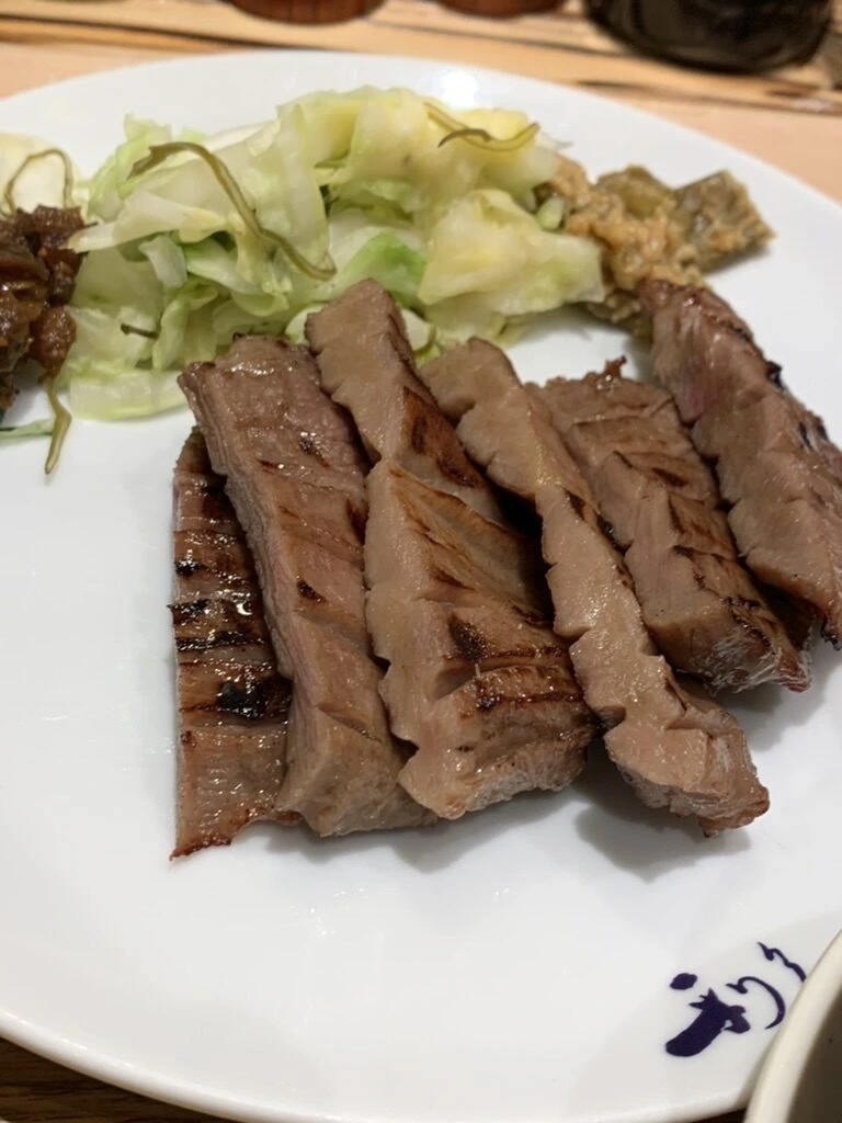 仙台で食べた牛たん定食の厚切りの牛たん焼きとキャベツ