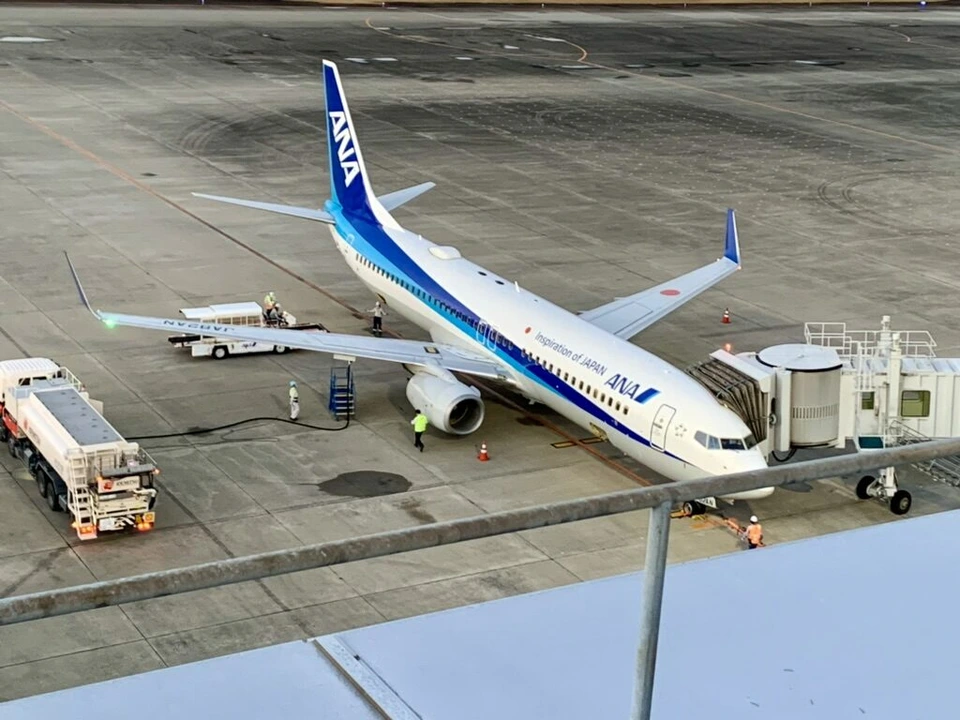 仙台空港の展望デッキから見たANAのボーイング737と給油車