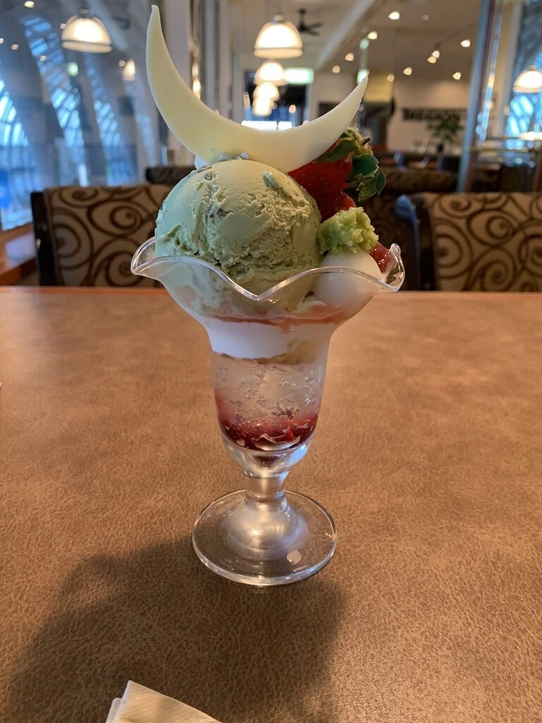 仙台空港のカフェで食べた緑色のアイスがのったパフェ