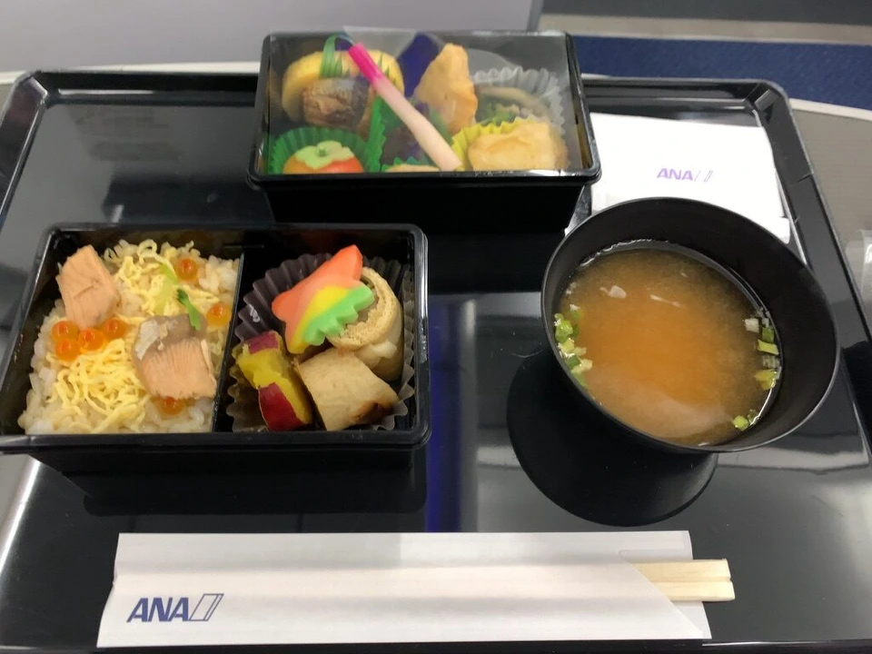ANA738便仙台→伊丹のプレミアムクラスの機内食。2段の弁当と味噌汁