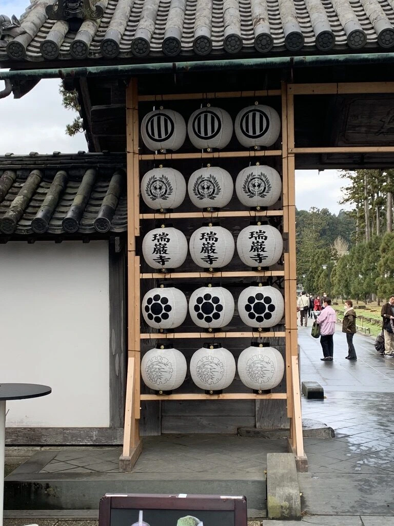 瑞巌寺の参道入口の門。「瑞巌寺」と書かれた白い提灯が並ぶ
