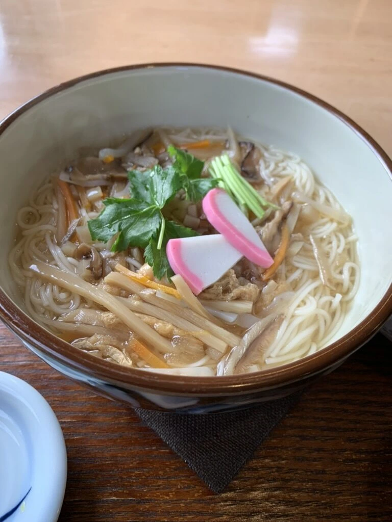 秋保大滝の入口付近で食べた、細切りの山菜やにんじん、かまぼこ、三つ葉がのった温かい麺