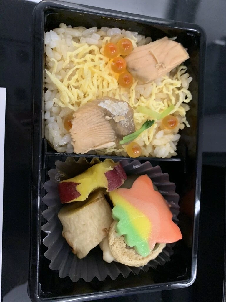 ANA738便プレミアムクラスの弁当の中身。鮭イクラご飯と煮物