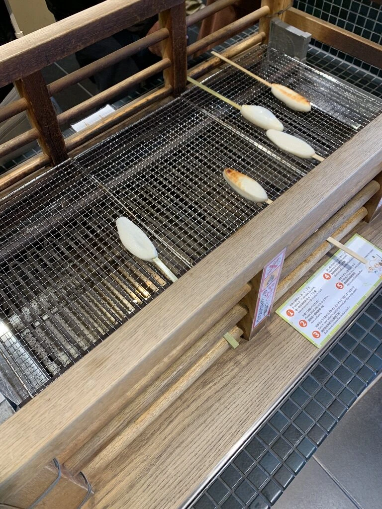 松島の笹かまぼこ手焼き体験。焼き網の上に並ぶ串の笹かまぼこ
