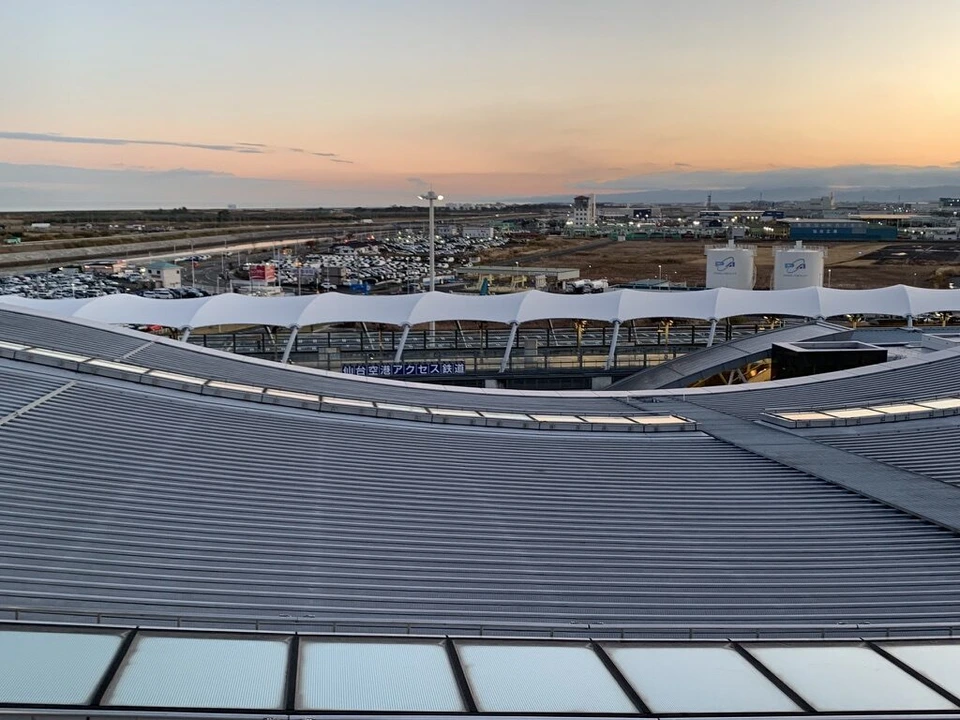 仙台空港の展望デッキから見た夕焼けと屋根