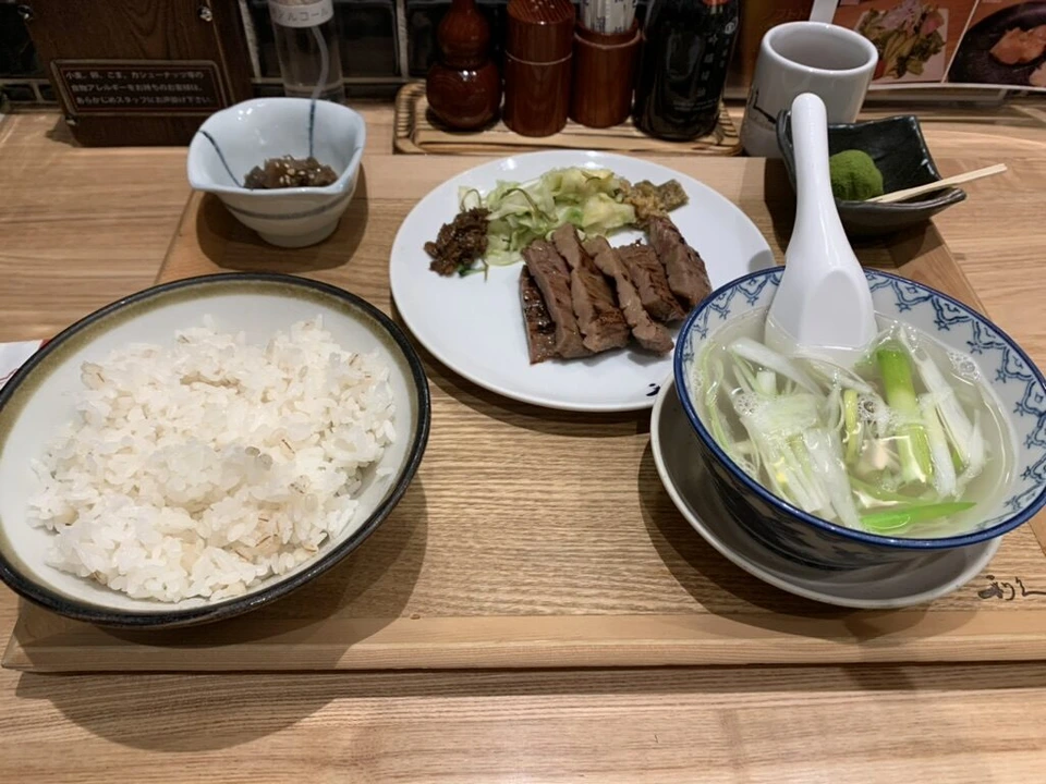 仙台で食べた牛たん定食。牛たん焼き、ご飯、テールスープ、小鉢