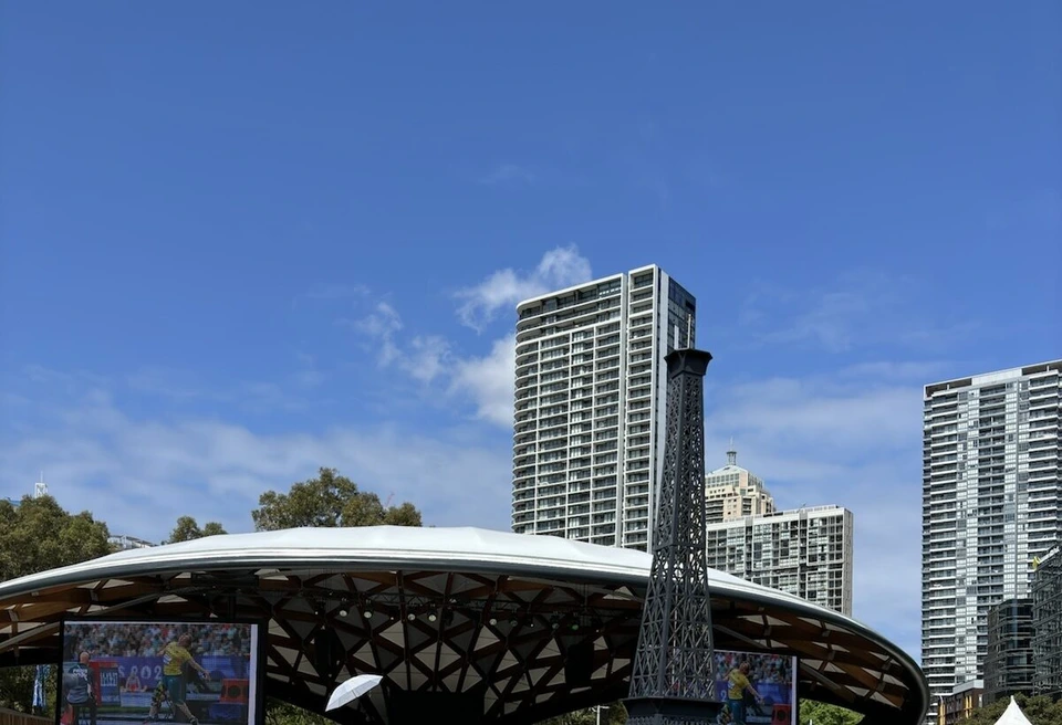 ダーリングハーバーの公園の屋根付きステージと大型スクリーン、エッフェル塔の模型
