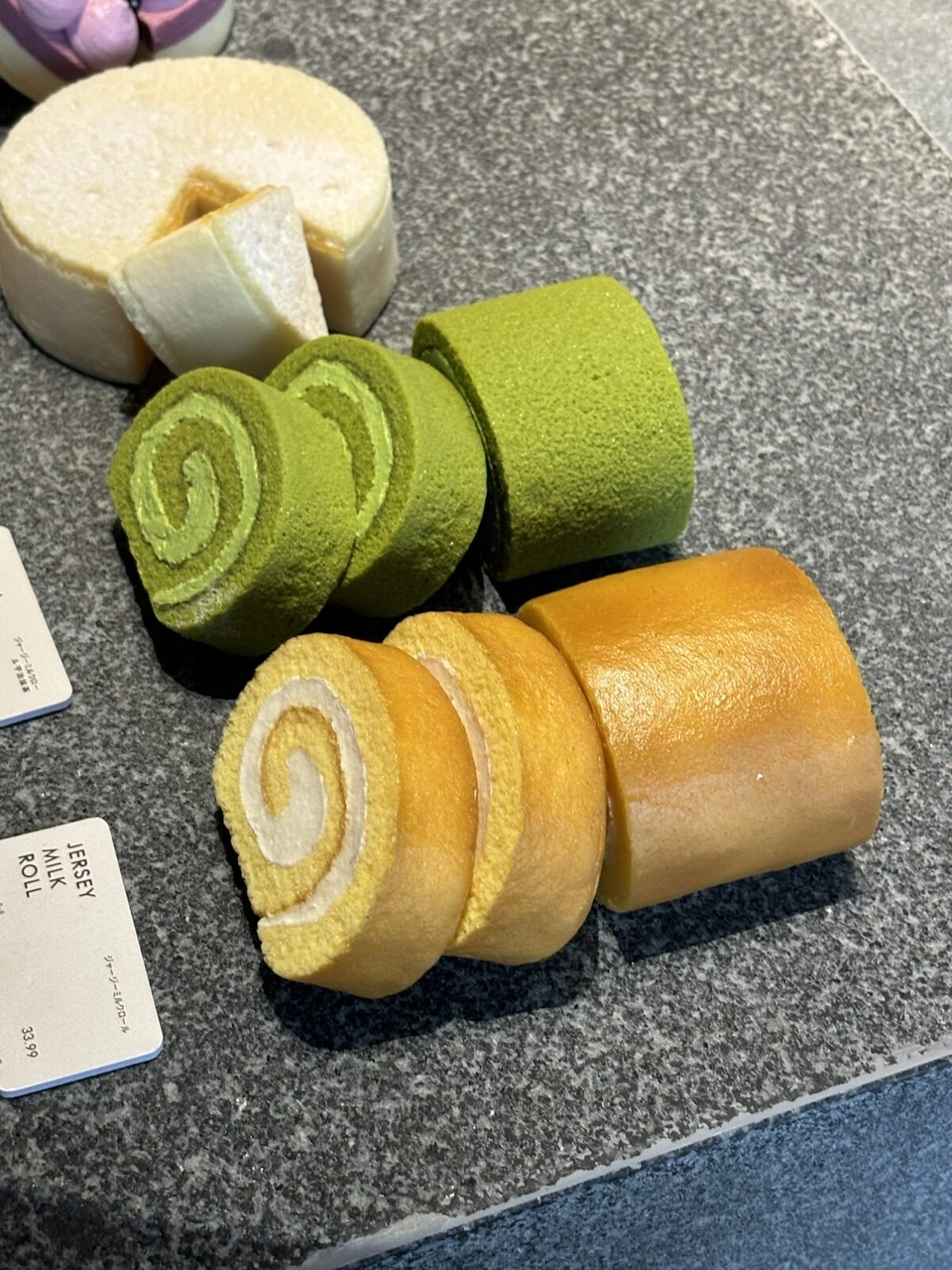 抹茶とプレーンのロールケーキの試食と、JERSEY MILK ROLLの値札