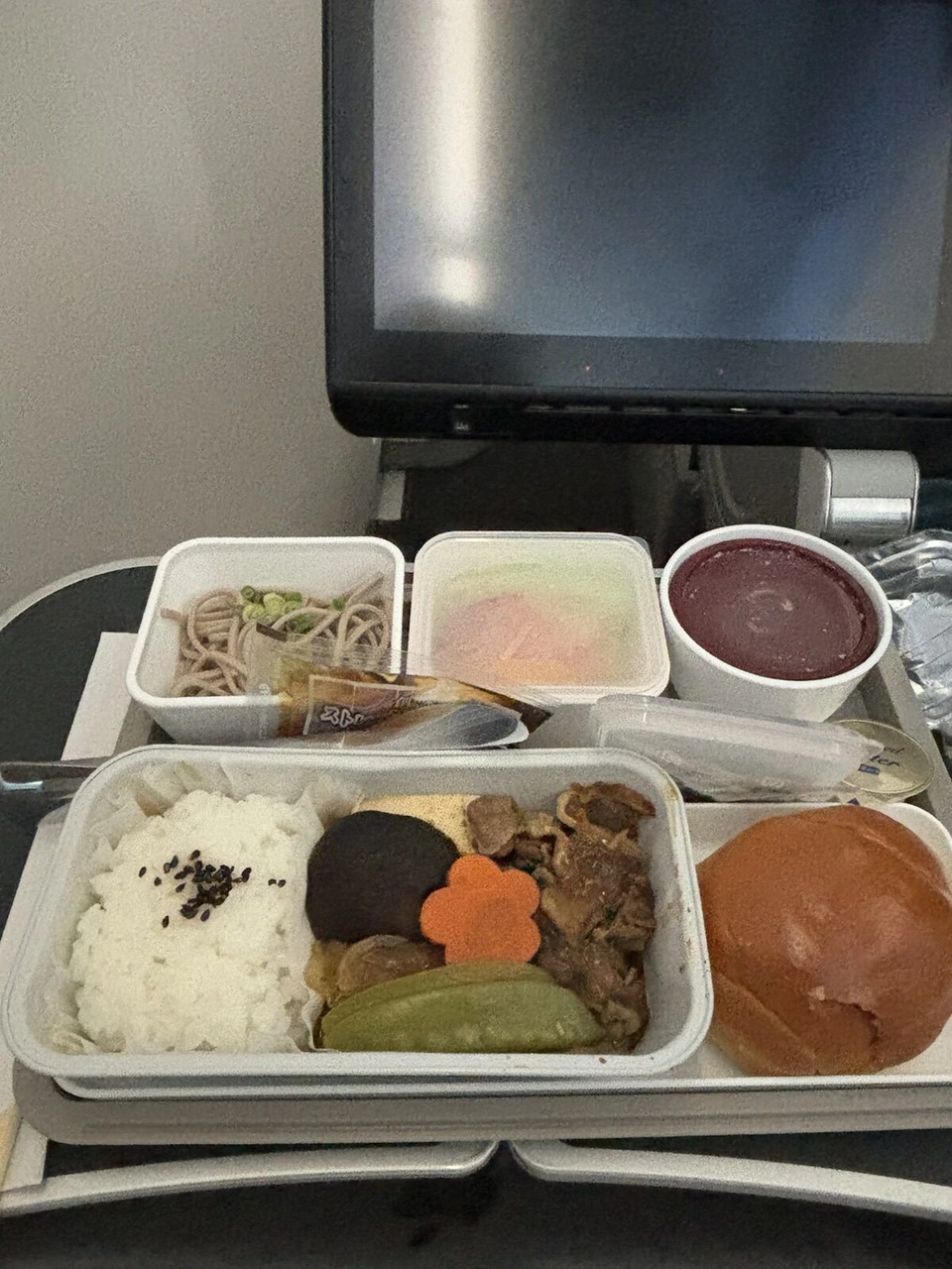 CX503の機内食。ごはんと牛肉の煮物、しいたけ、そば、パン