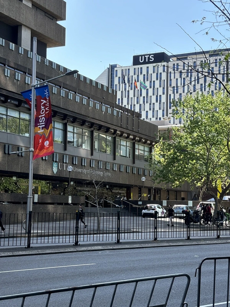 ブロードウェイ沿いのシドニー工科大学(UTS)の建物と青空