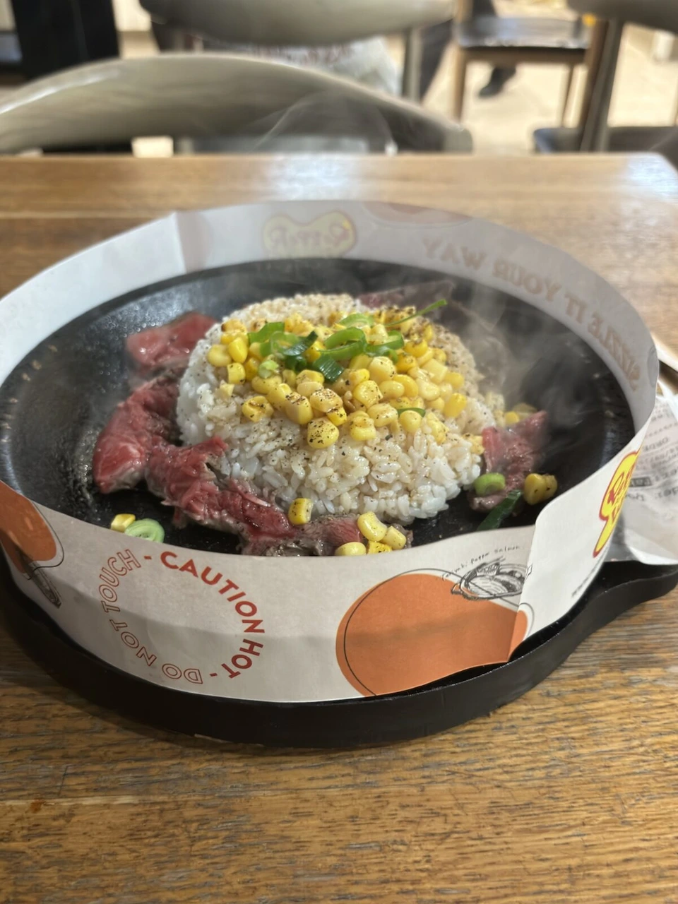シドニーのペッパーランチの鉄板。ごはんにコーンとねぎ、周りに牛肉