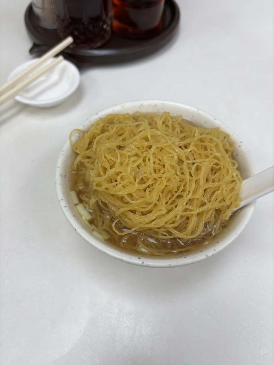 香港の麺店で食べた、スープに入った細い卵麺
