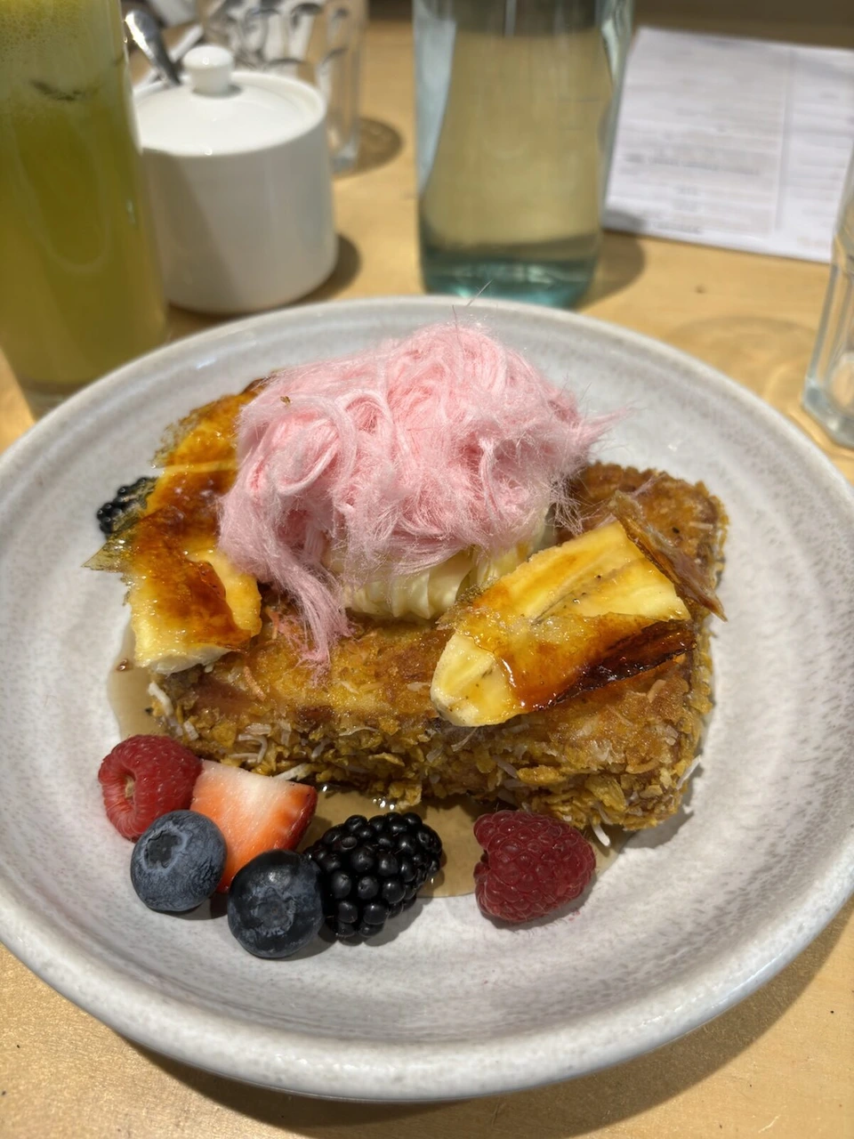 シドニーのカフェのブランチ。フレンチトーストにバナナ、ベリー、ピンクの綿あめ