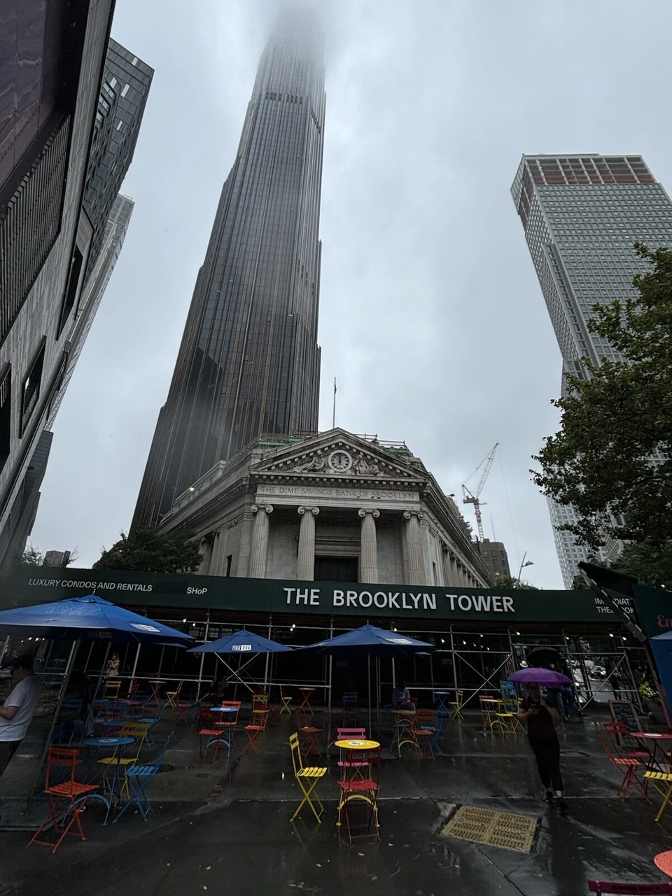 霧で上が隠れたThe Brooklyn Towerと、足元の古い銀行建築