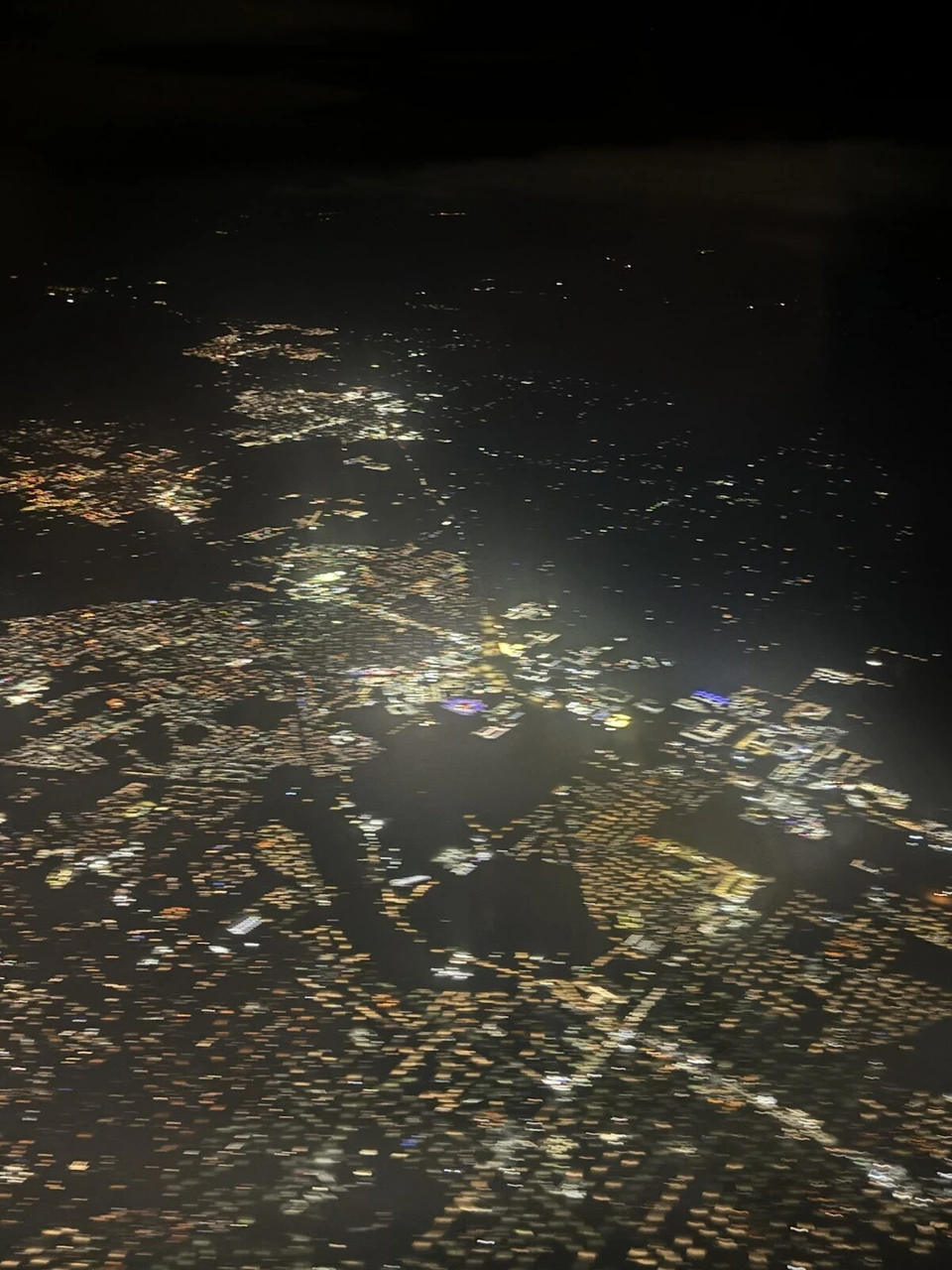 夜の機窓から見たソルトレイクシティの街の明かり