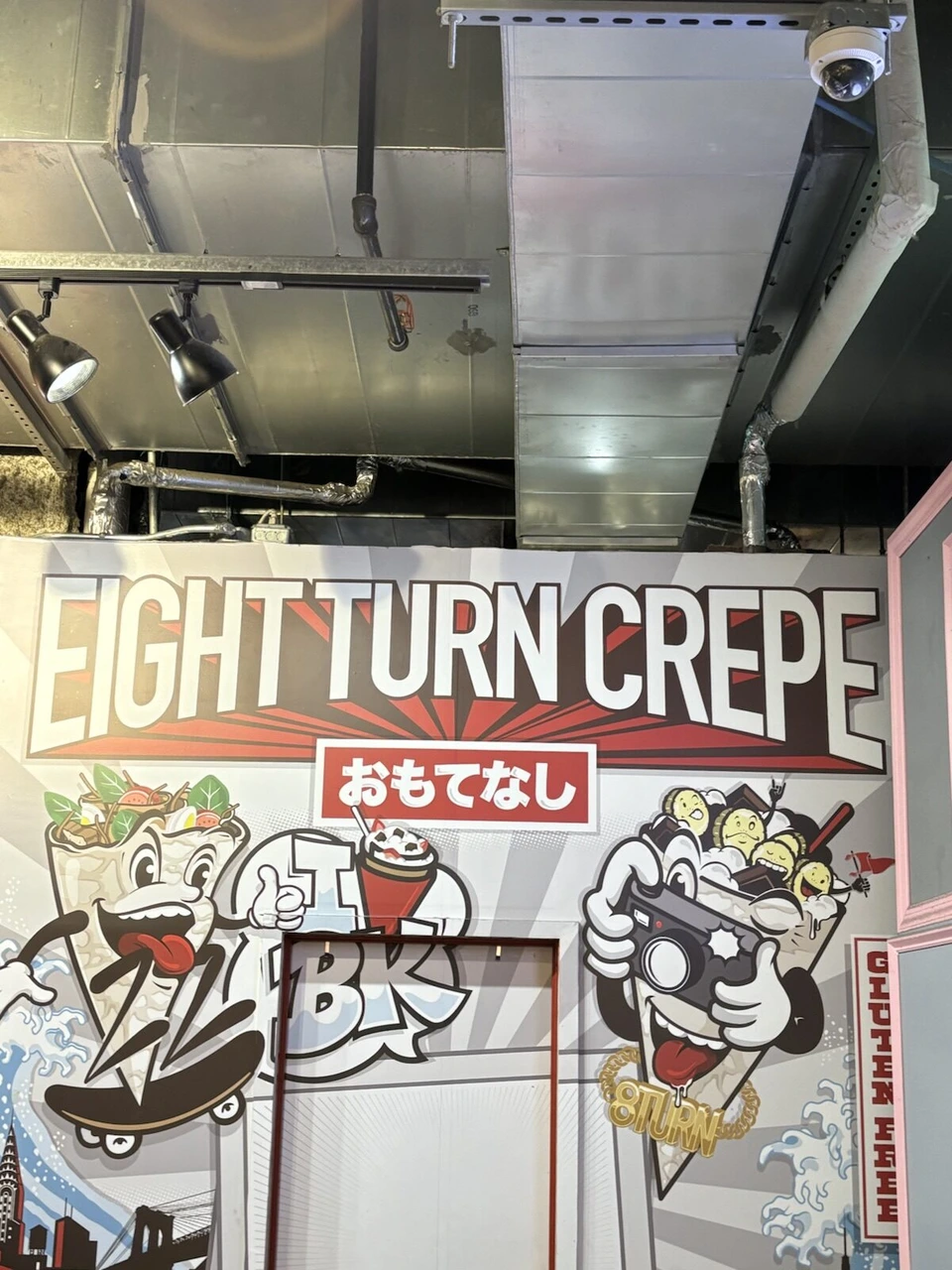 フードホールのクレープ店EIGHT TURN CREPEの看板