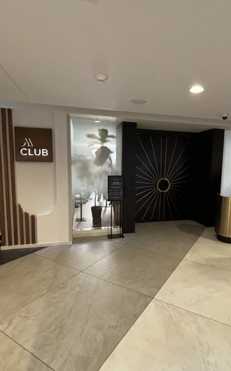 ニューヨーク・マリオット・マーキースのラウンジM Clubの入口。茶色の板にMのロゴとCLUBの文字