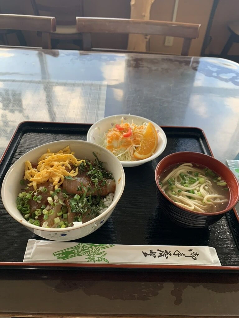 与那国空港の食堂の丼とそば、サラダのセット。錦糸卵とネギがのっている