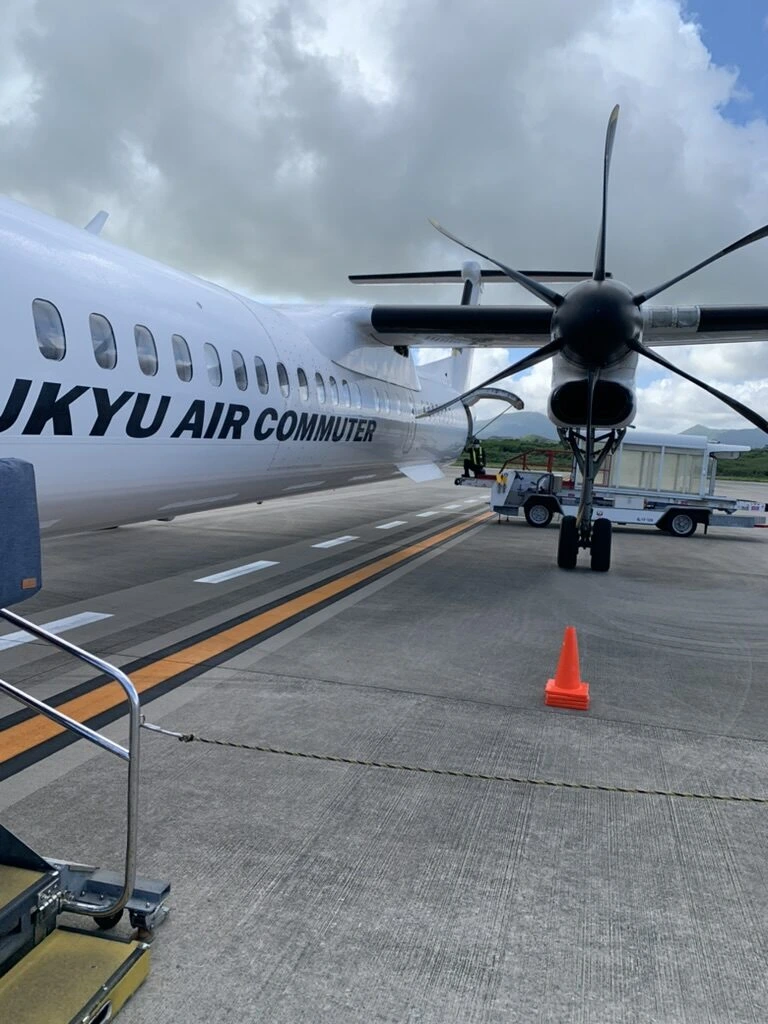 RAC745便の機体のRYUKYU AIR COMMUTERの文字と6枚羽根のプロペラ