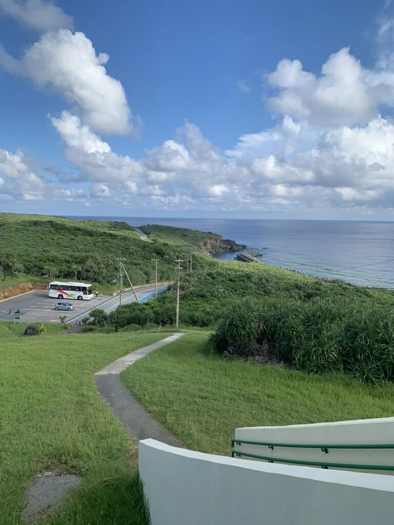 西崎の展望地へ続く草地の小道と海