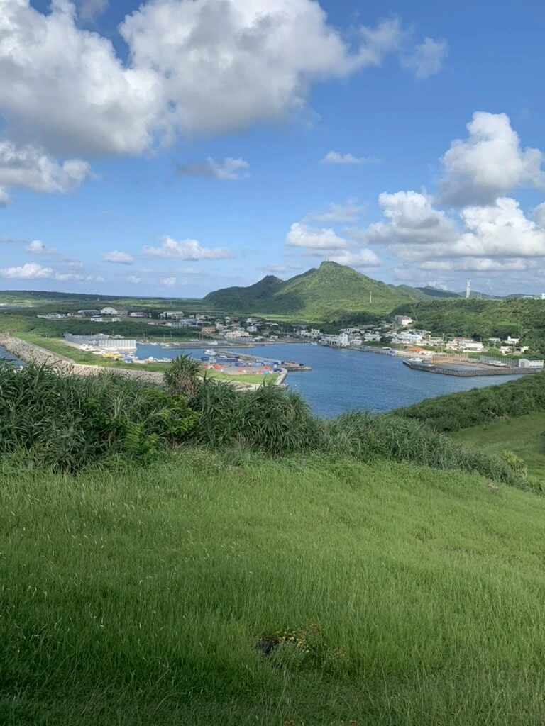 西崎から見下ろした久部良漁港と緑の山