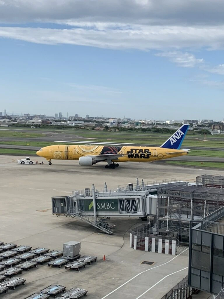 伊丹空港を地上走行する黄色いC-3PO塗装のANA機