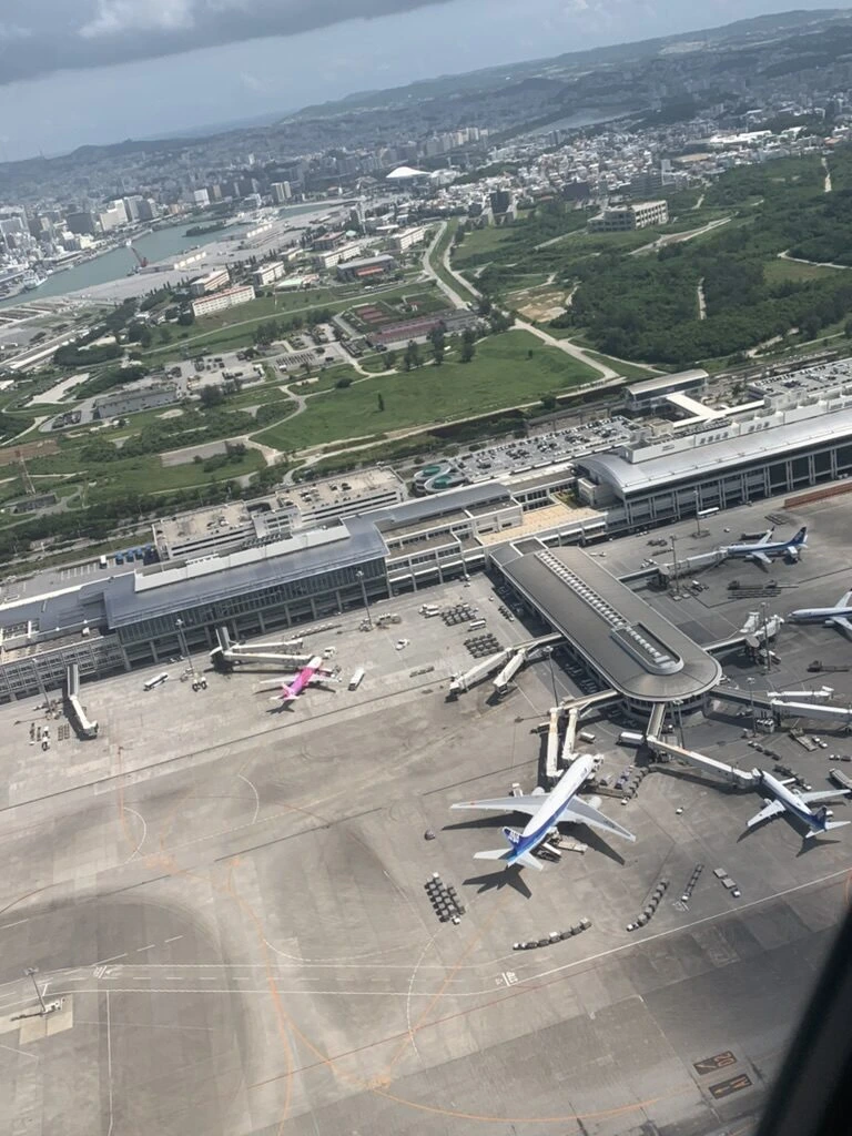 離陸直後の機内から見下ろした那覇空港のターミナルと駐機場