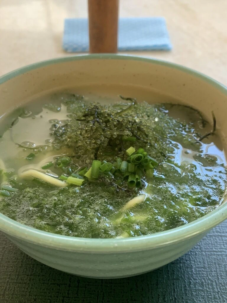 石垣で食べた、あーさ(海藻)がたっぷり入った汁そば
