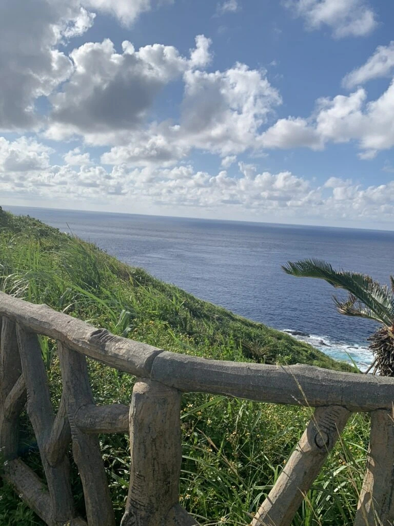 西崎の柵の向こうの断崖と青い海