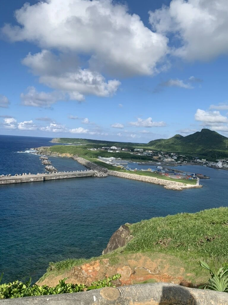 西崎から真上を見るような角度で見下ろした久部良漁港の防波堤