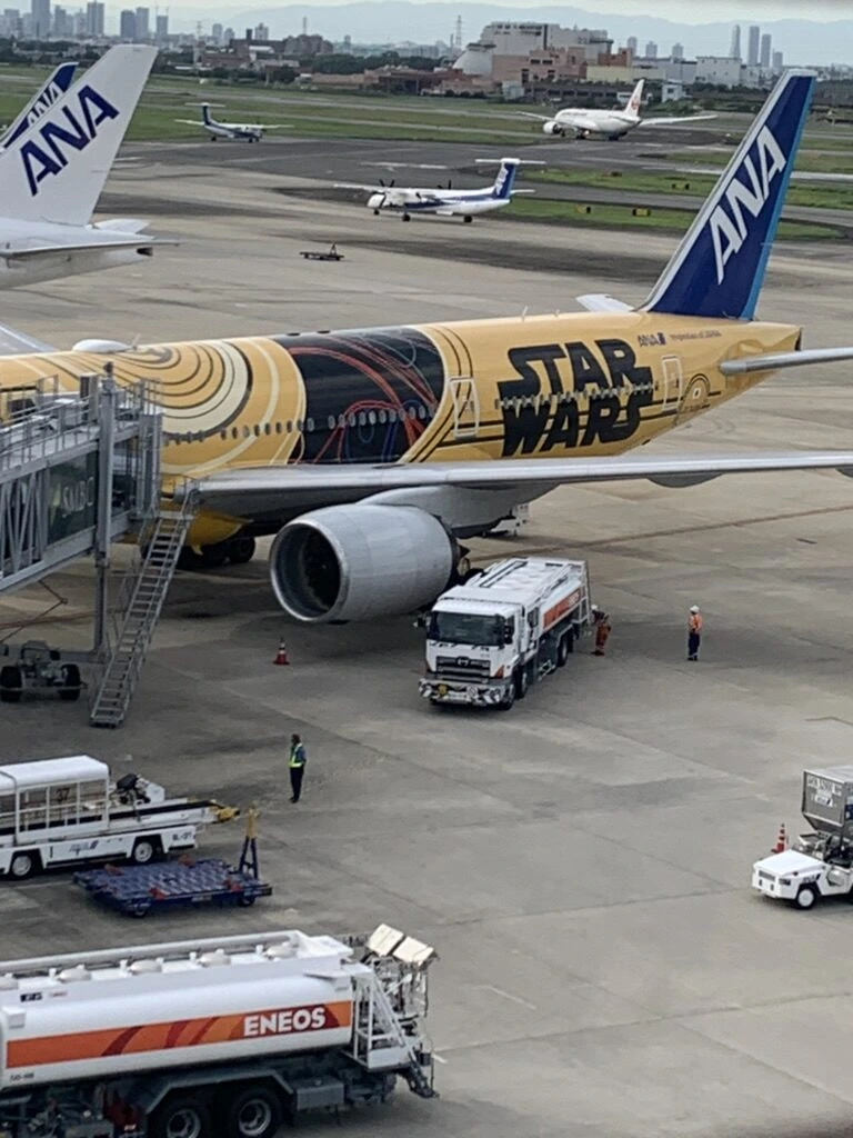 伊丹空港に駐機するANAのスター・ウォーズ特別塗装機。黄色い機体